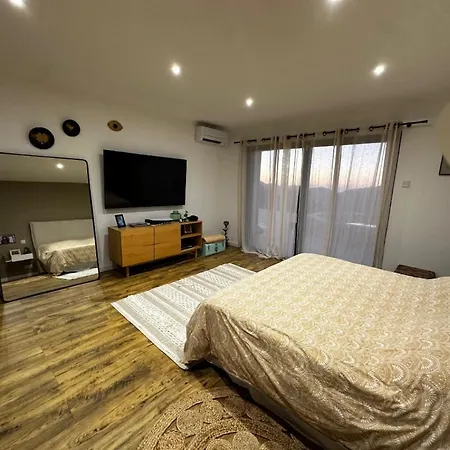 Magnifique Avec Piscine Et Jacuzzi *