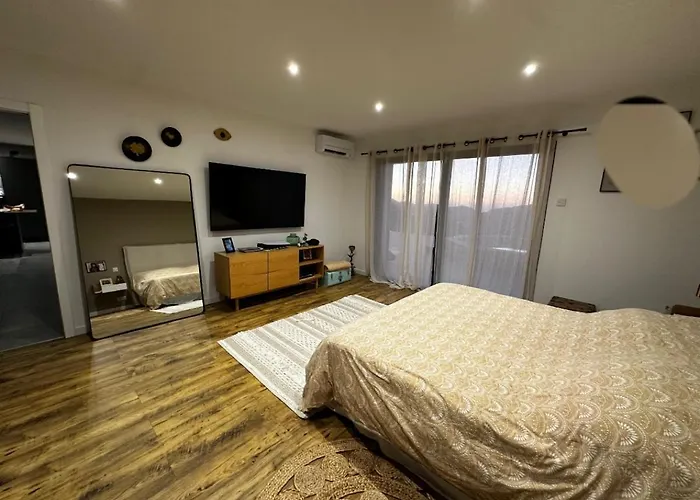 Magnifique Avec Piscine Et Jacuzzi *